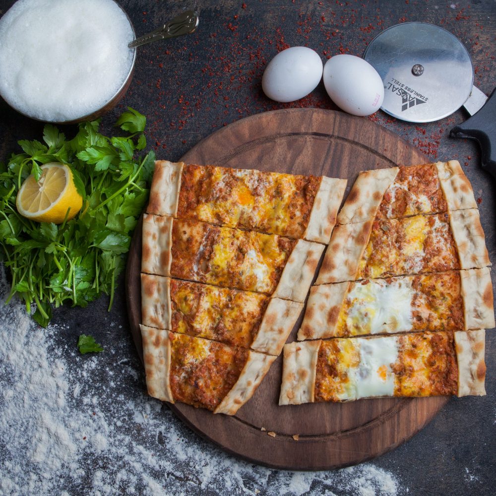 Kıymalı Yumurtalı Pide